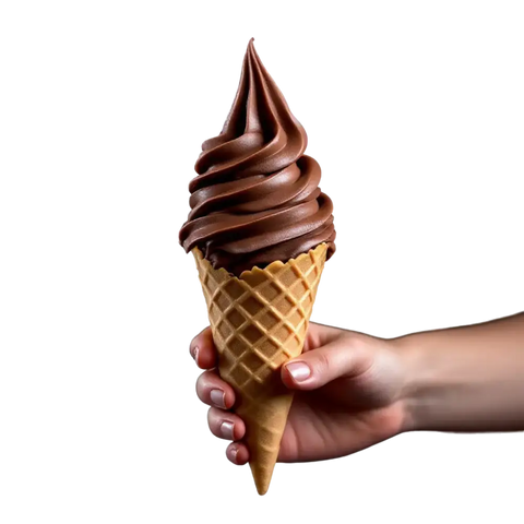 Glace italienne au chocolat sur cornet biscuit, tenue par une main – texture crémeuse et fondante.
