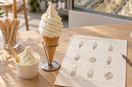 Illustration d’une carte de glaces avec un cornet et un pot de glace italienne