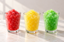 Illustration de trois granités rouge, jaune et vert, présentés dans des verres identiques.