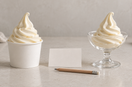 Illustration : deux présentations de glace, une fiche vierge et un crayon
