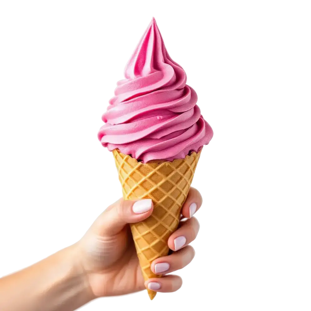 Glace italienne à la framboise, couleur intense, servie dans un cornet croustillant, sur fond blanc.