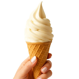 Softeis Vanille in einer Waffeltüte, gehalten von einer eleganten Hand