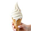 Glace italienne au yogourt, texture crémeuse et onctueuse, servie dans un cornet croustillant, sur fond blanc.