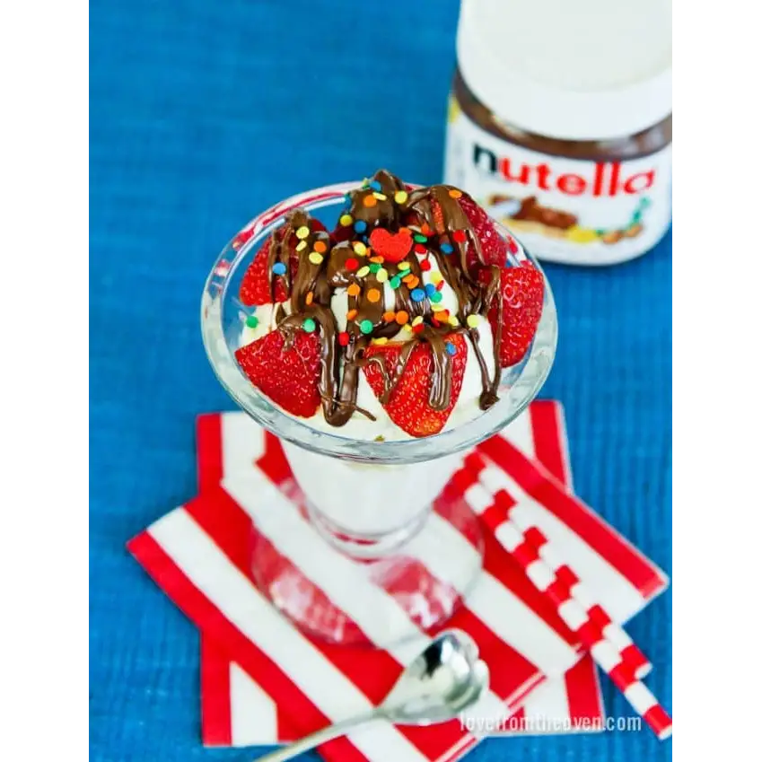 Frische Erdbeeren mit Nutella und Konfetti im Mix Neutrale Basis Milchperlen-Eisbecher