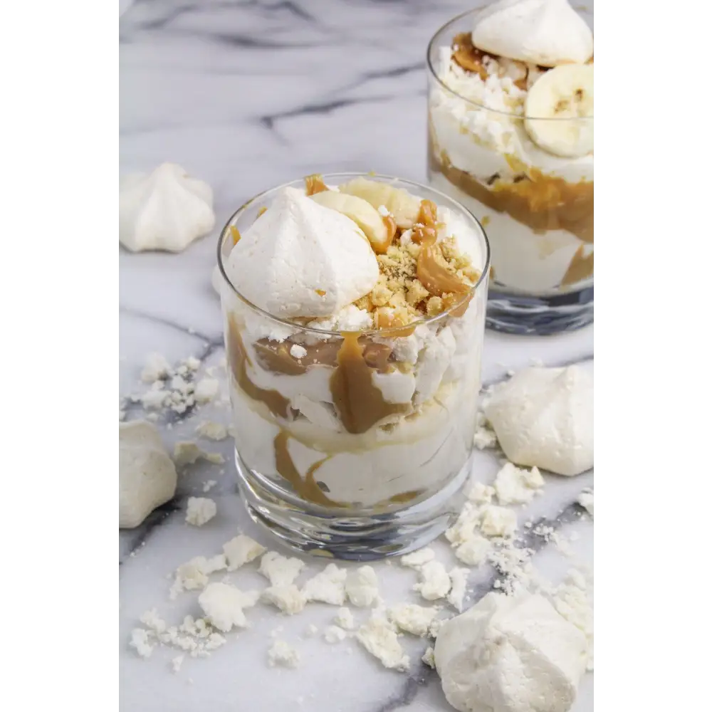 Geschichtetes Parfait-Dessert mit Schlagsahne, Karamell und Baiser – Mix Neutrale Basis Eisbecher