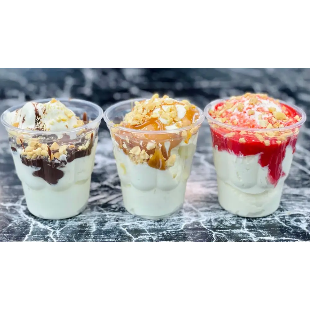 Dessertbecher mischen Neutrale Basis Eisbecher mit Soft-Eis, Schokoladen-, Karamell- und Erdbeersaucen