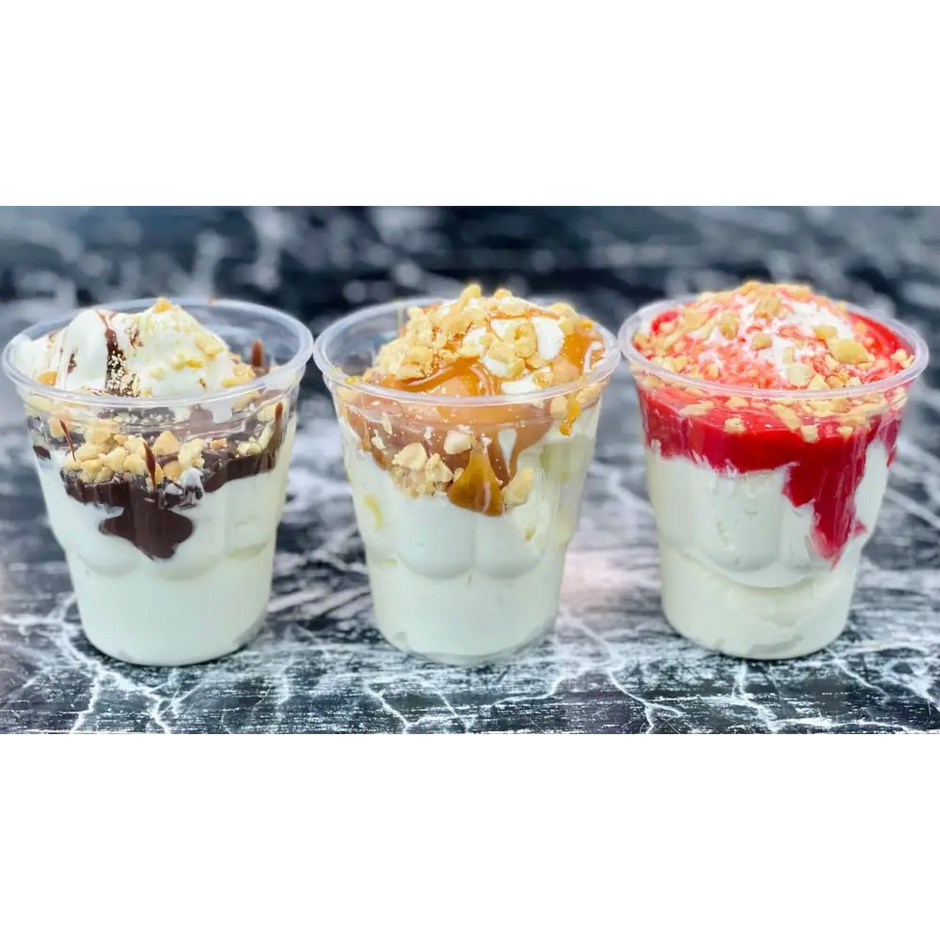 Dessert cups de Mix Neutre Sundae avec glaces italiennes, sauces chocolat, caramel et fraise