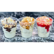 Dessert cups de Mix Neutre Sundae avec glaces italiennes, sauces chocolat, caramel et fraise