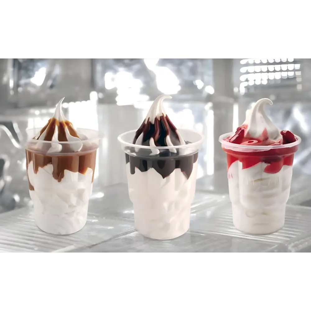 Drei perfekte Dessertmischungen Neutrale Basis Eisbecher mit Schlagsahne und verschiedenen Saucen