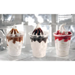 Trois parfaits de dessert Mix Neutre Sundae avec crème fouettée et sauces variées